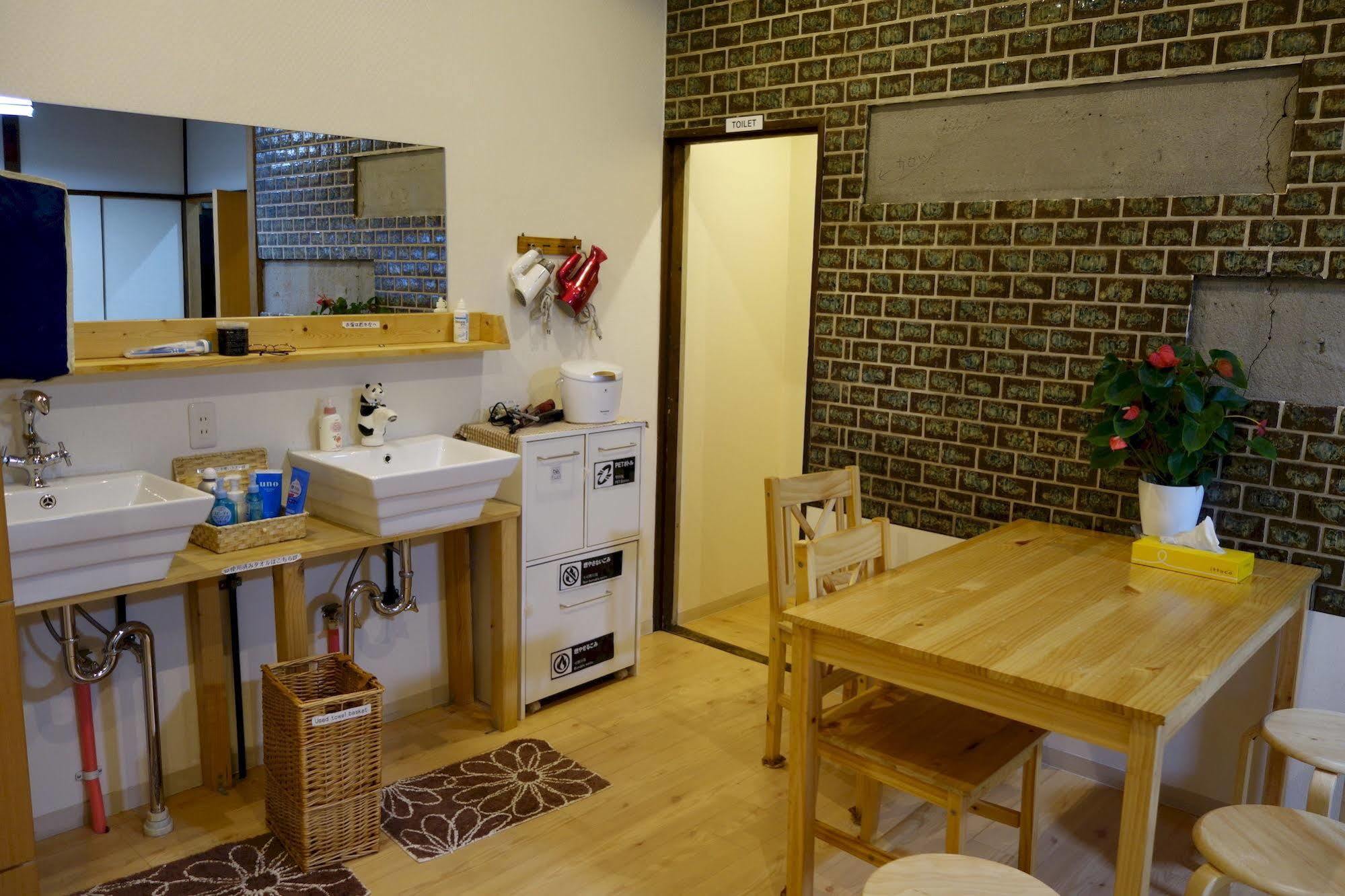 Guesthouse Akicafe Inn Hiroshima Buitenkant foto